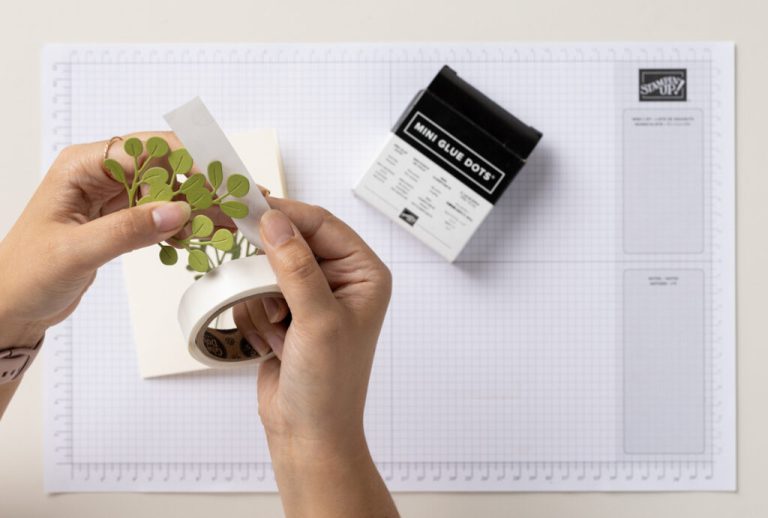 Application de points de colle et de mousse adhésive sur un découpage papier
