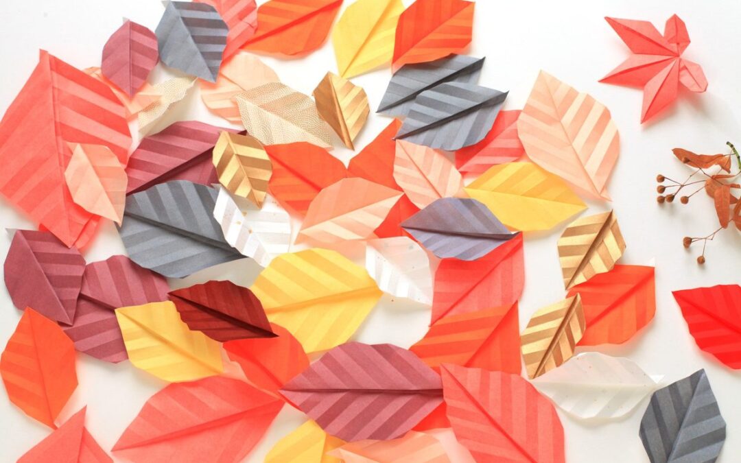 Feuilles d'automne en papier posées en décoration sur une table