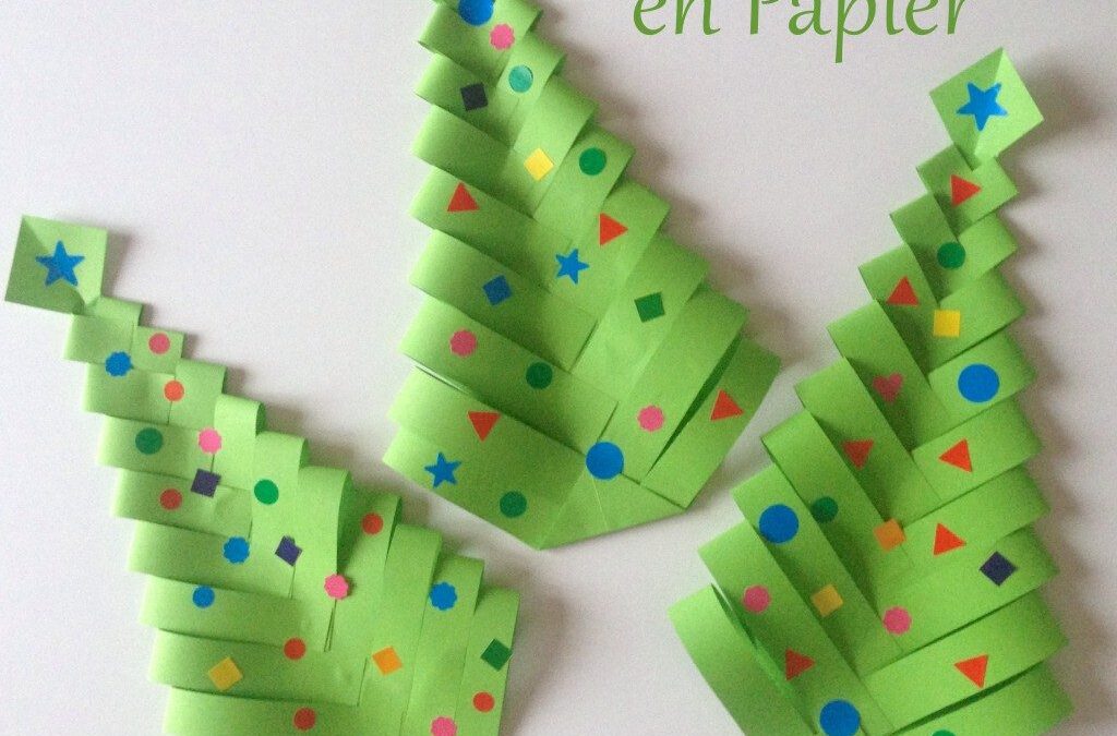 Plusieurs petits sapins de Noël en papier coloré posés en déco