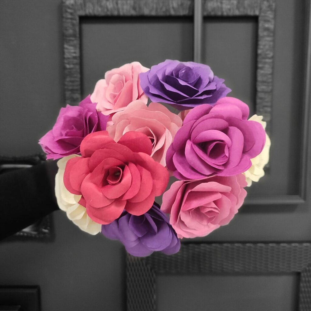 Bouquet de roses en papier enroulées de plusieurs couleurs, mauve, rose, rouge et crème