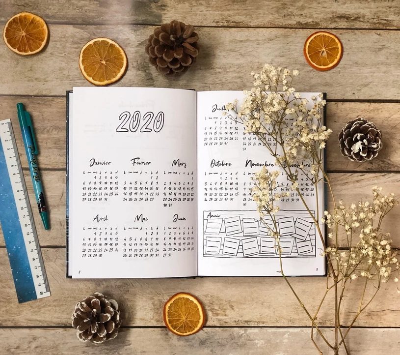 Future log annuel d'un bullet journal en mise en scene automnale