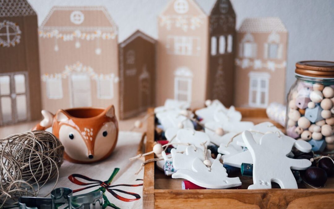 Calendrier de l'avent en papier kraft, petites maisonnettes suspendues