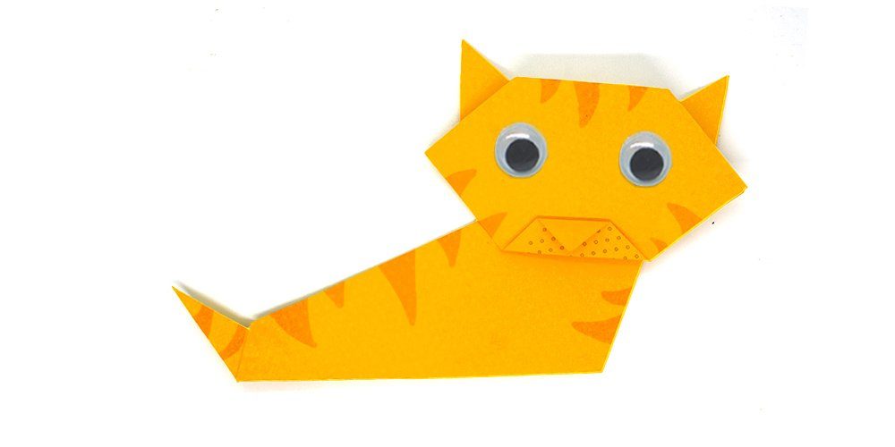 Chat en origami jaune réalisé en papier plié, posé sur fond blanc