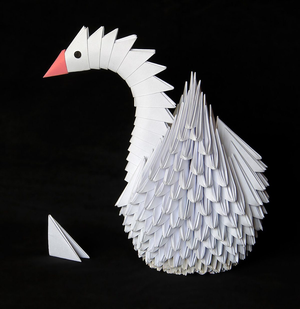 Cygnes en origami 3D modulaire assemblés à partir de nombreux petits triangles de papier