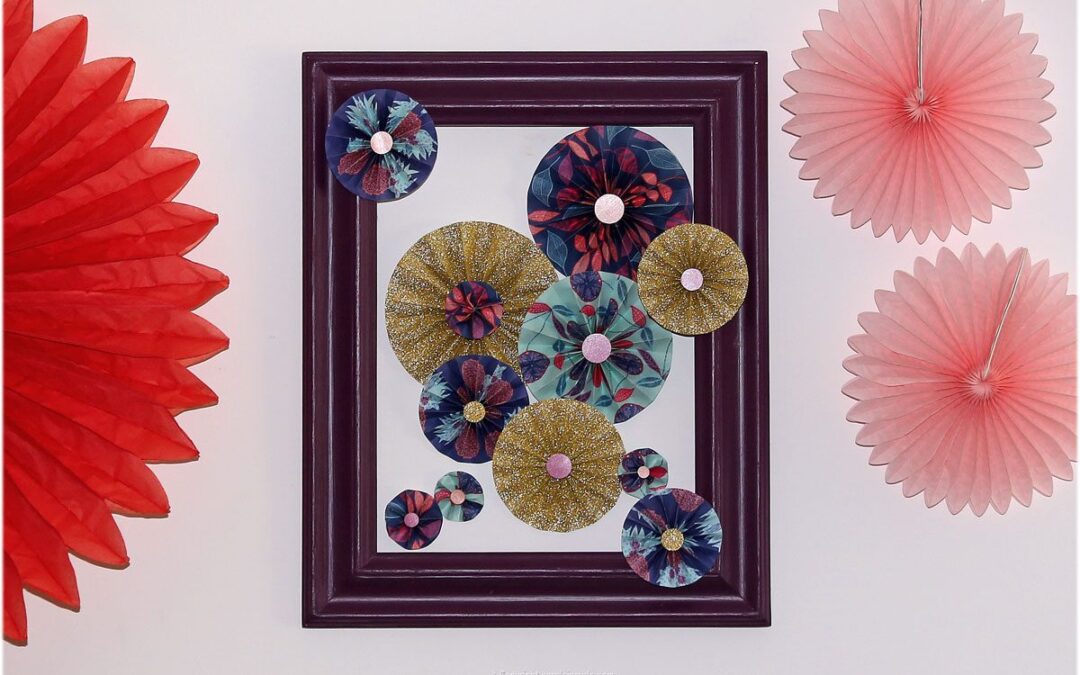 Grandes rosaces en papier colorées assemblées en décoration murale