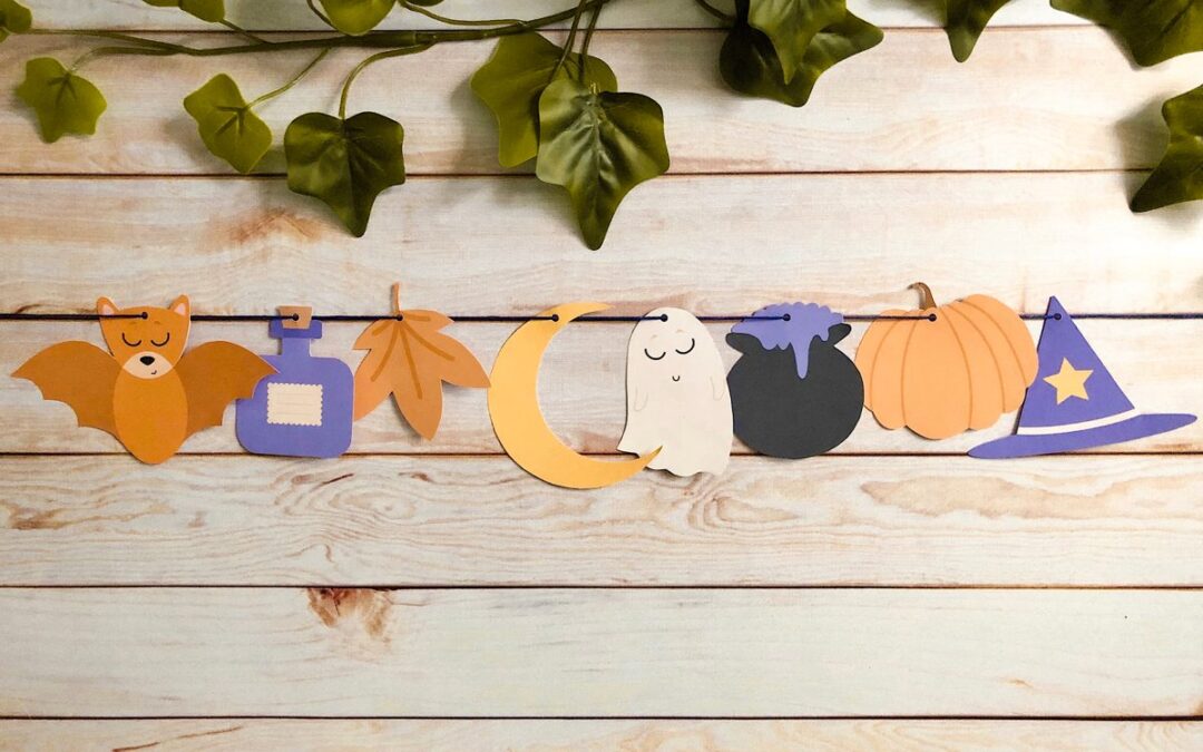 Guirlande d'Halloween en papier colorée avec chauve-souris, fantôme, citrouille, lune et chapeau de sorcière suspendus