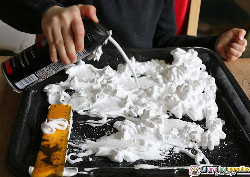 Papier marbré obtenu à la mousse à raser et au colorant
