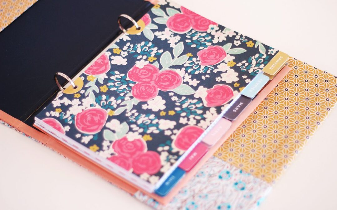 Agenda personnalisé avec une couverture en papier à motifs colorés
