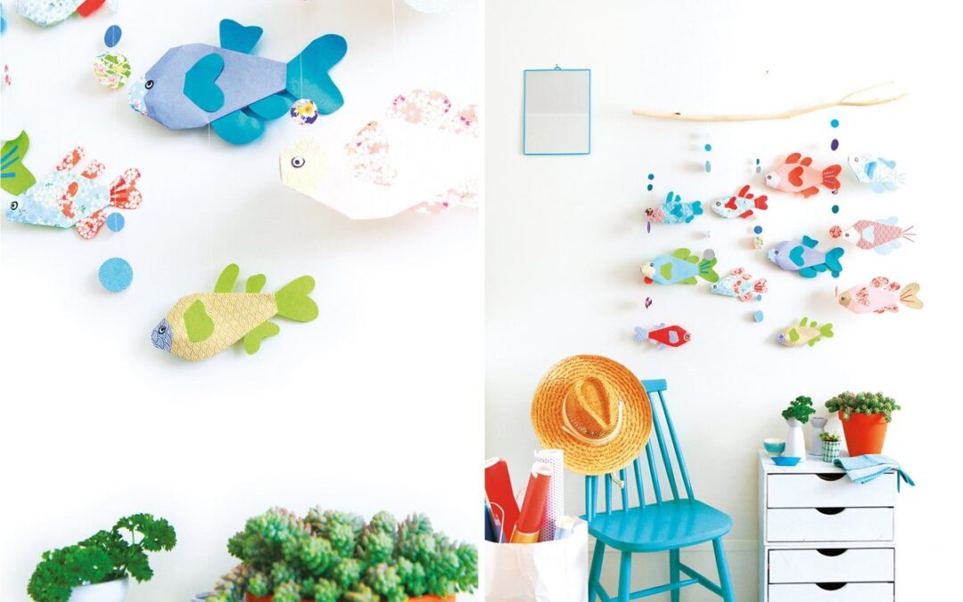 Mobile de poissons en papier colorés suspendus dans une chambre