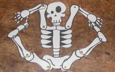 Squelette en papier : le tuto pas à pas pour un squelette articulé (déco d’Halloween facile)