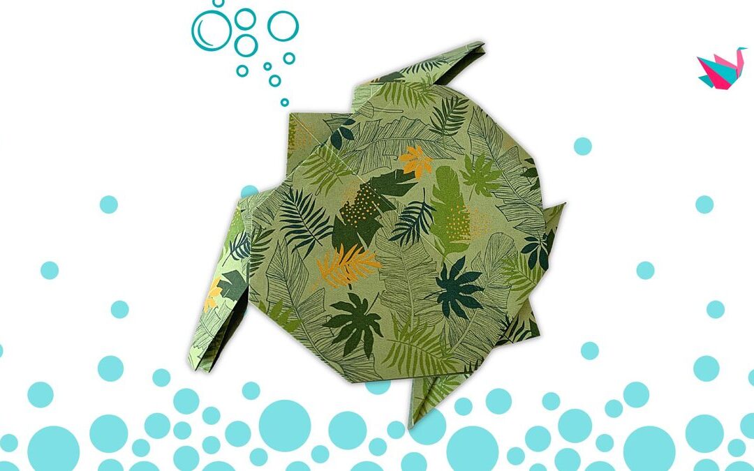 Tortue de mer en origami pliée dans un joli papier à motifs de feuilles tropicales