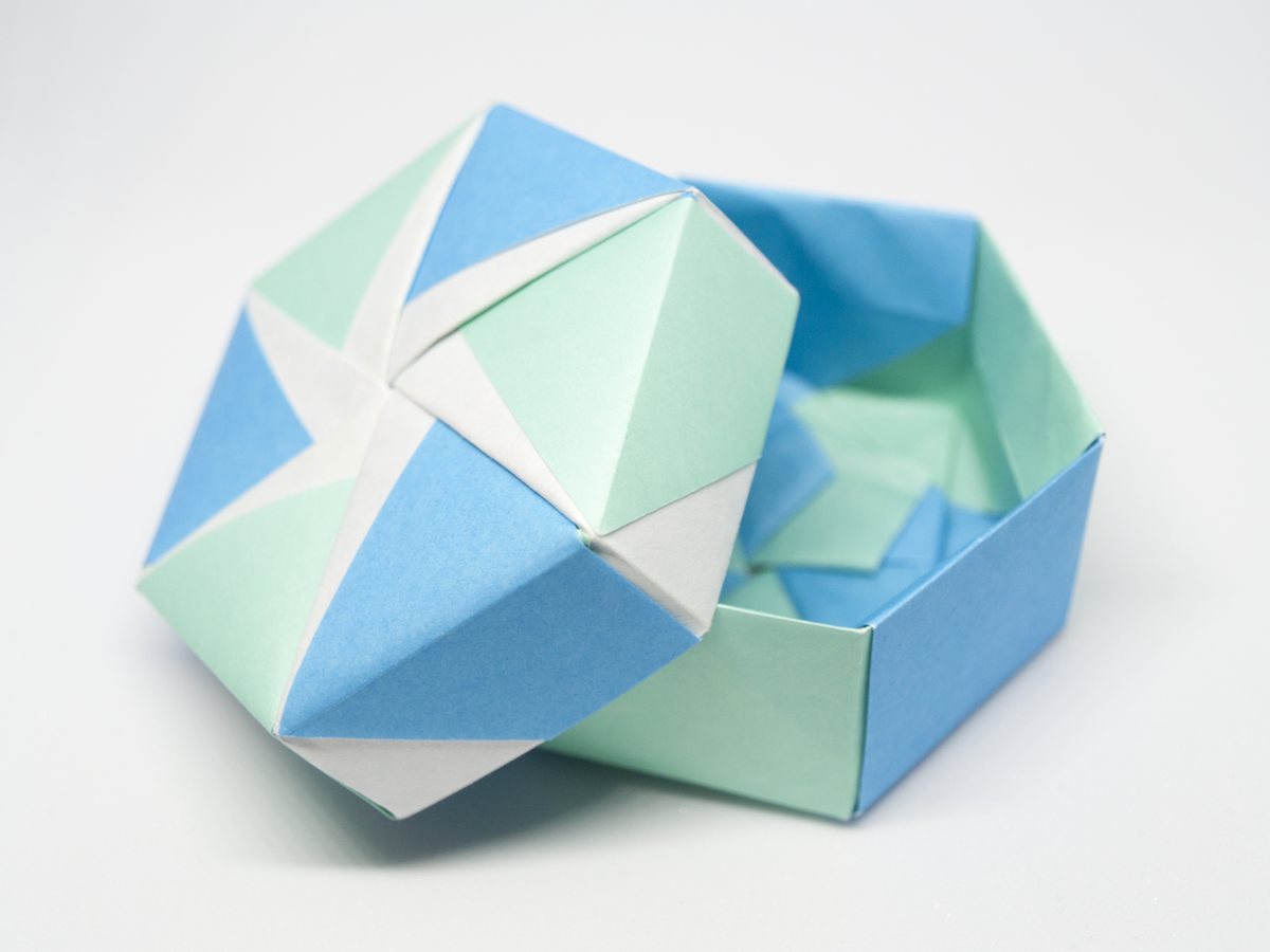 Boîte hexagonale modulaire en origami à couvercle étoilé, en papier bleu et vert