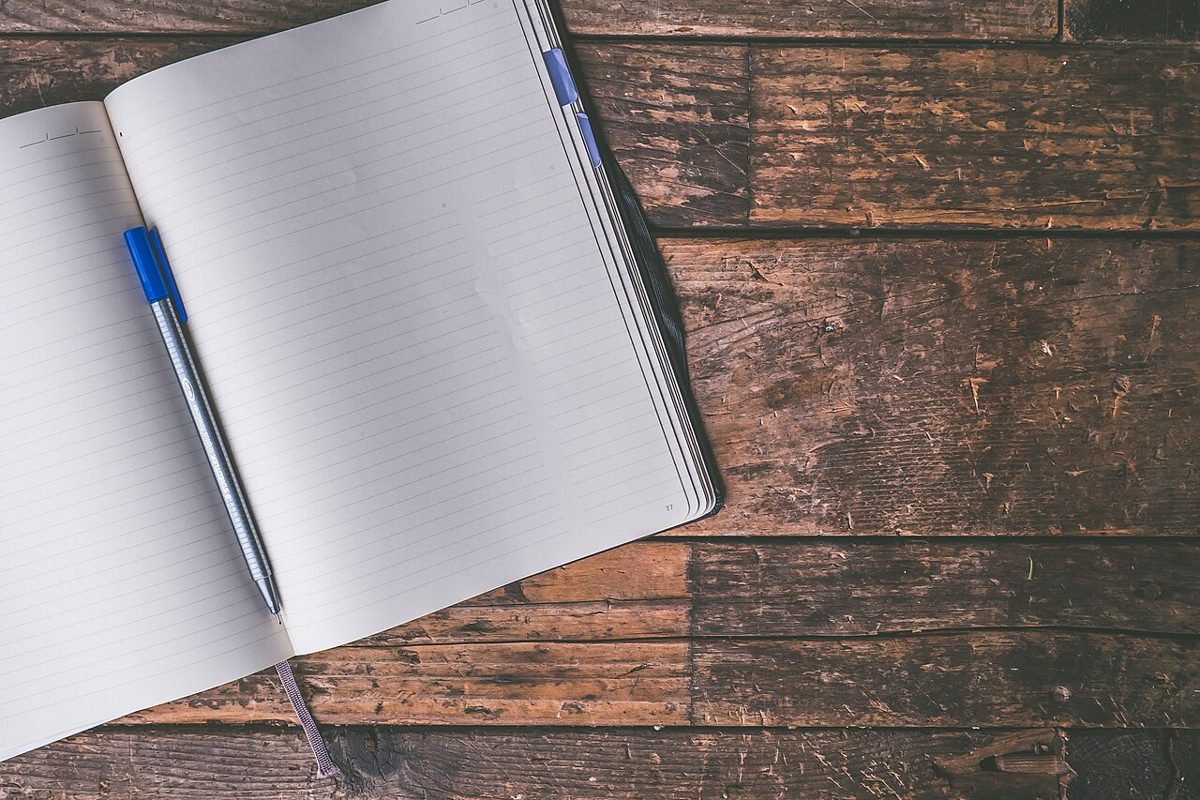 Un carnet ouvert avec un stylo, prêt à accueillir des notes de lecture