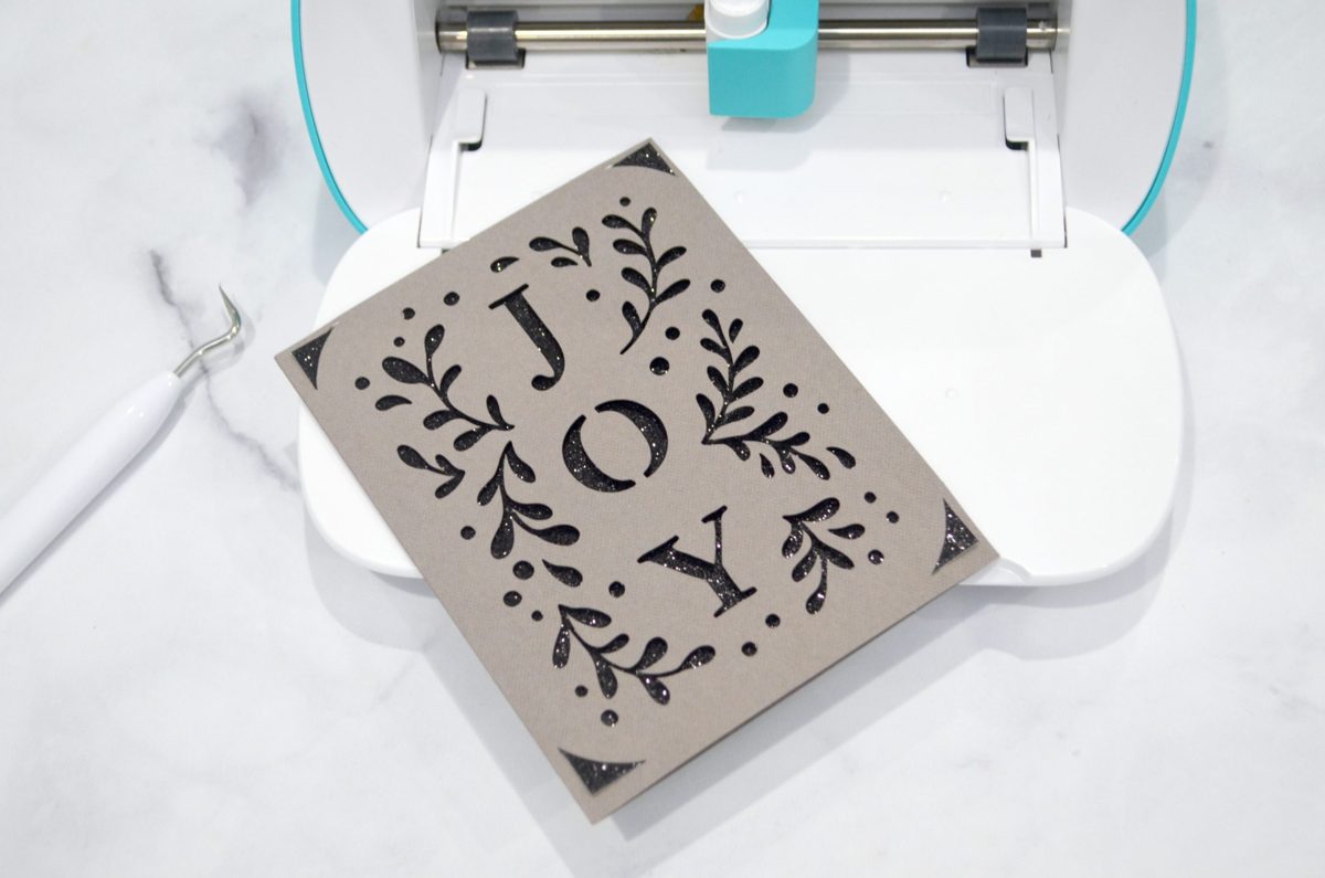Carte de vœux JOY à insérer réalisée à la Cricut Joy