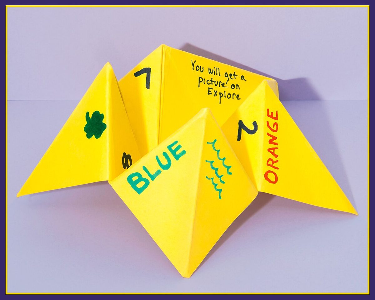 Cocotte en papier ouverte montrant les couleurs, les chiffres et les messages du jeu
