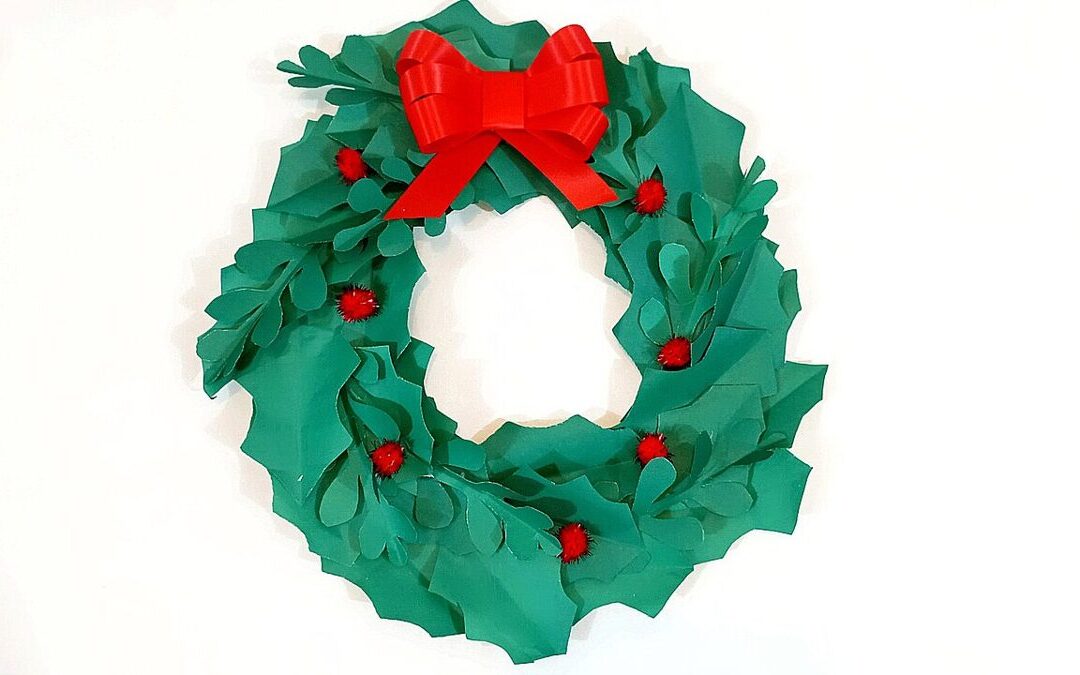 Couronne de Noël en papier avec feuilles de houx vertes, nœud rouge et baies