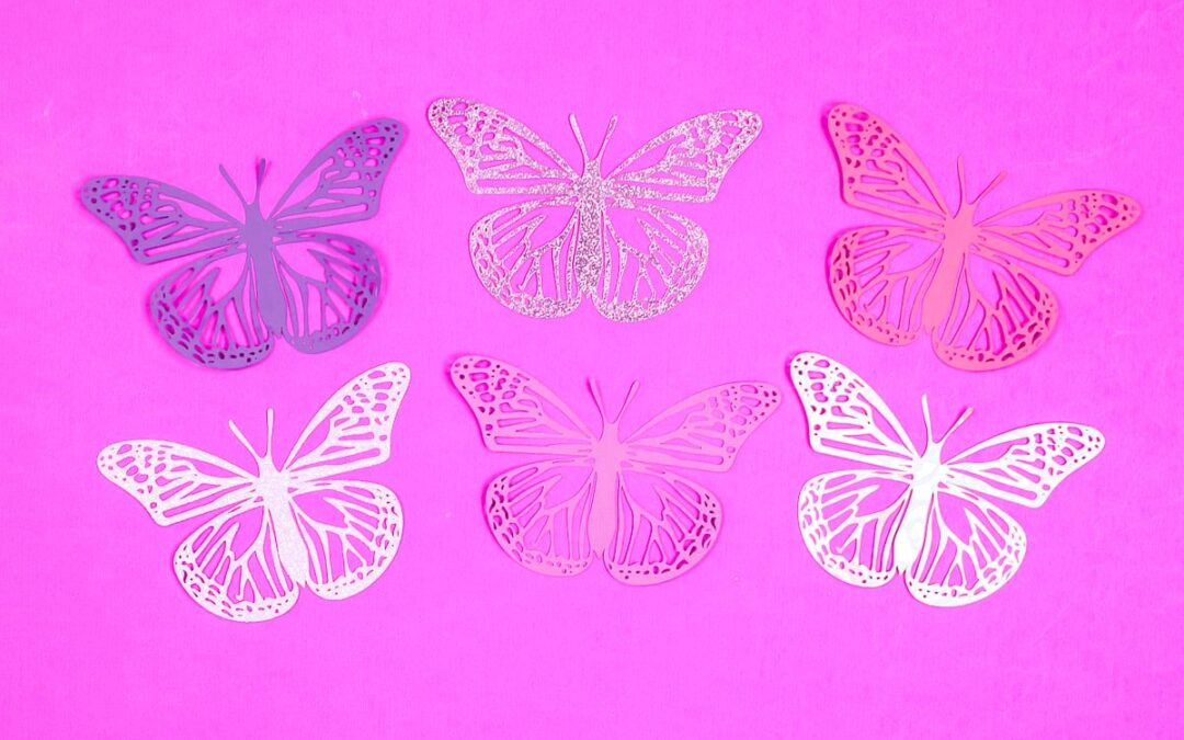 Papillons en papier finement decoupes a la Cricut, decoupe nette sans dechirure