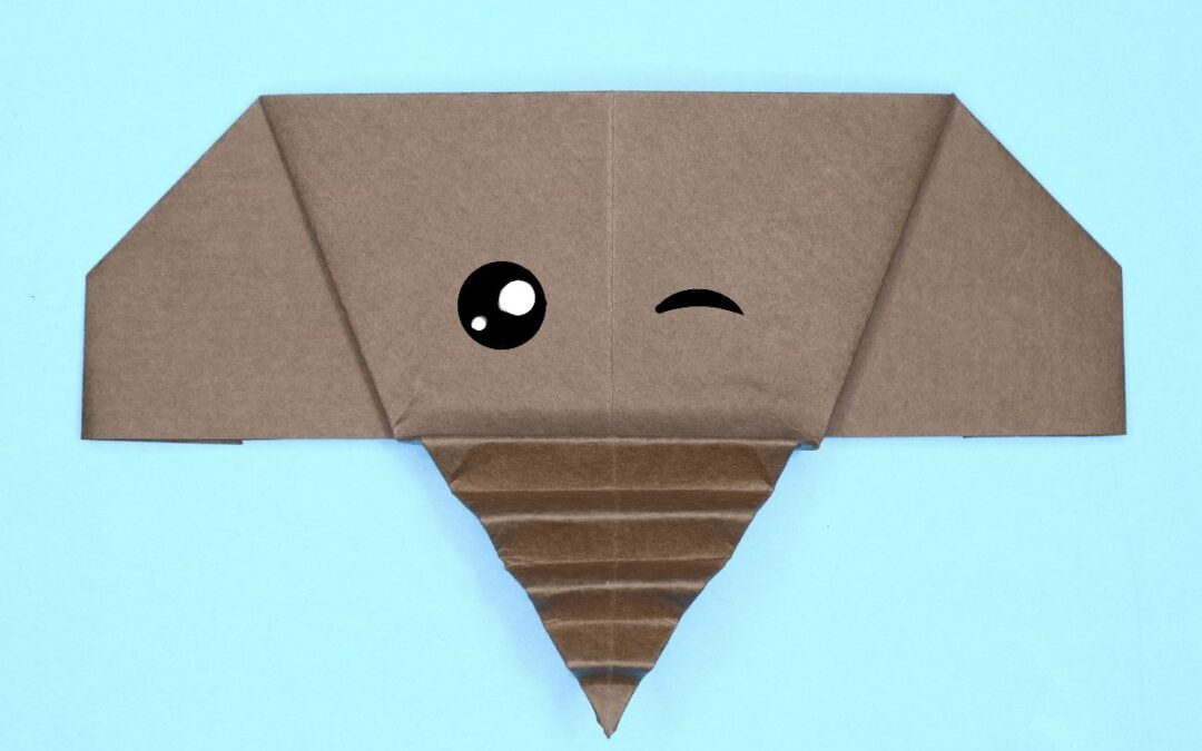 Tête d'éléphant en origami pliée dans du papier, yeux dessinés