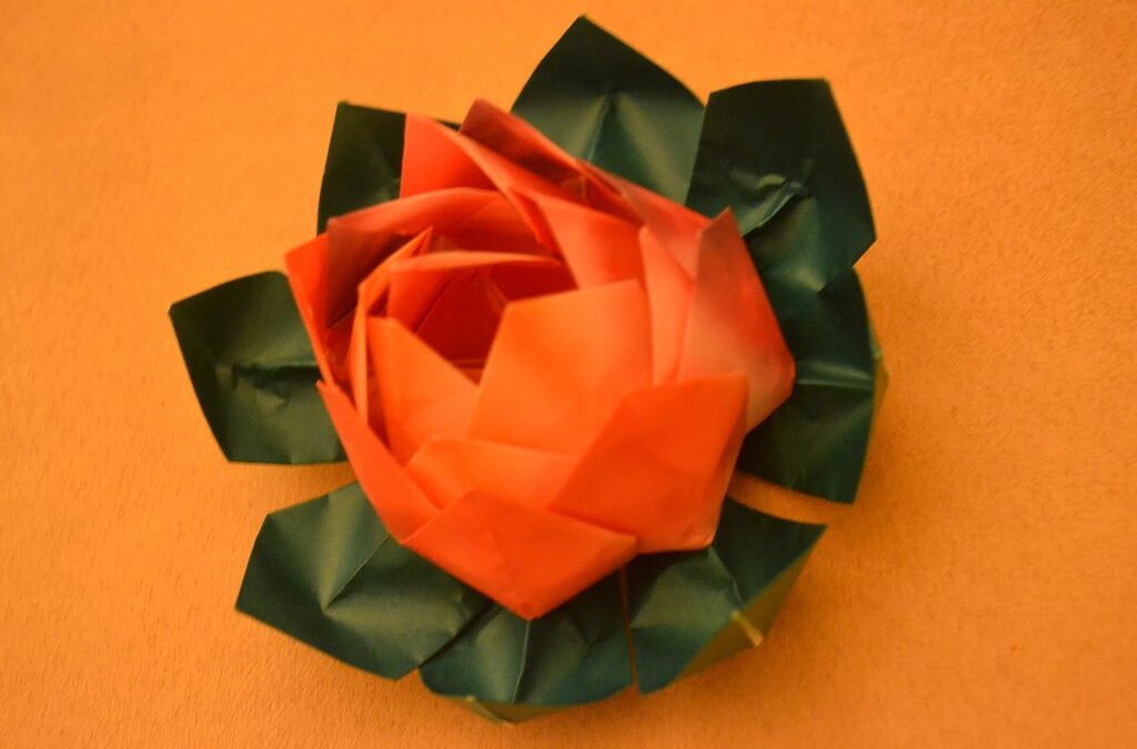 Fleur de lotus en origami pliée à partir de carrés de papier