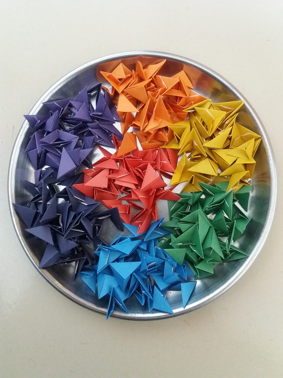 Modules d'origami colorés pliés chacun dans un petit carré de papier