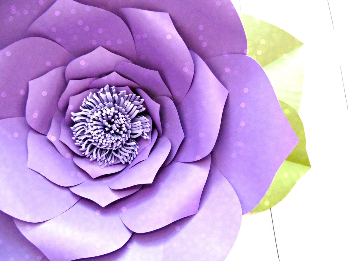 Cœur froncé et pétales bombés d'une fleur géante en papier violet