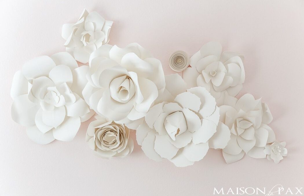 Mur de fleurs géantes en papier blanc façon décor de mariage