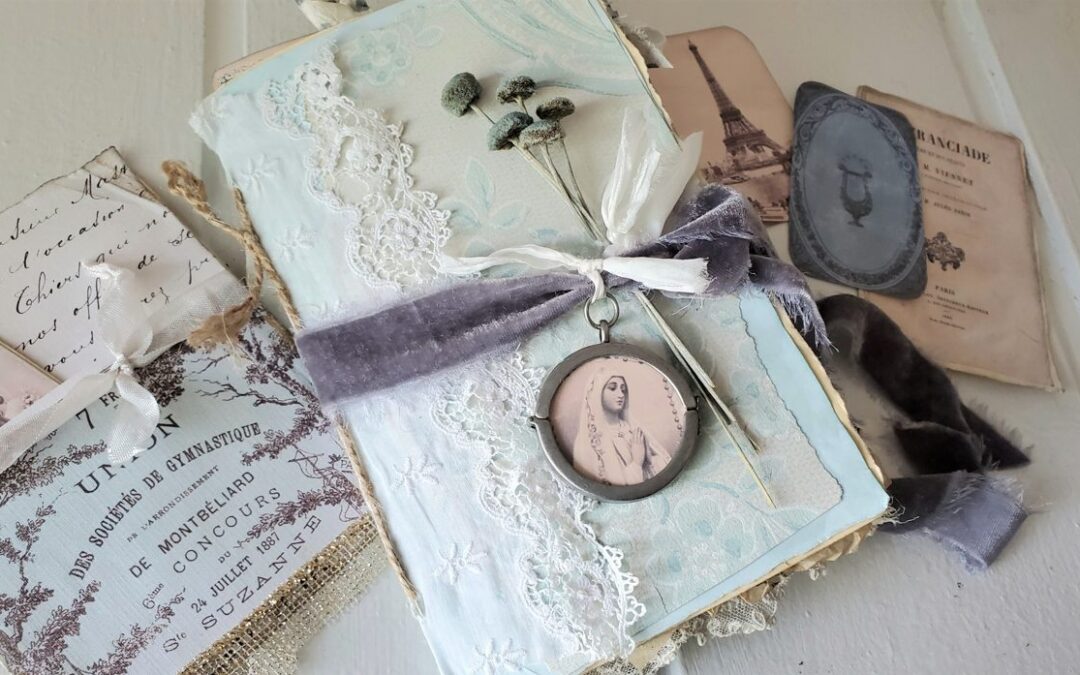 Un junk journal terminé, couverture vintage bleue et papiers anciens