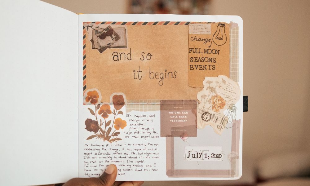 Pages de junk journal décorées avec collages et papiers récupérés