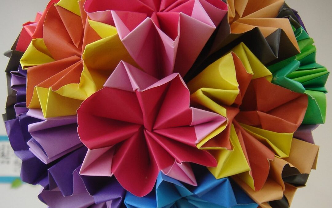 Boule kusudama en origami composee de fleurs en papier multicolores