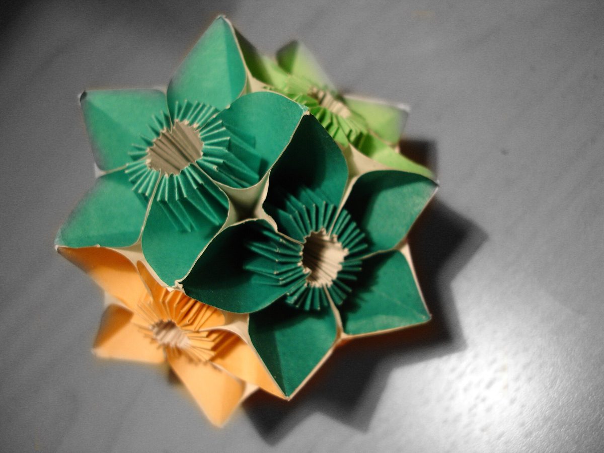 Fleur de kusudama en papier vert et orange, detail des petales et du coeur