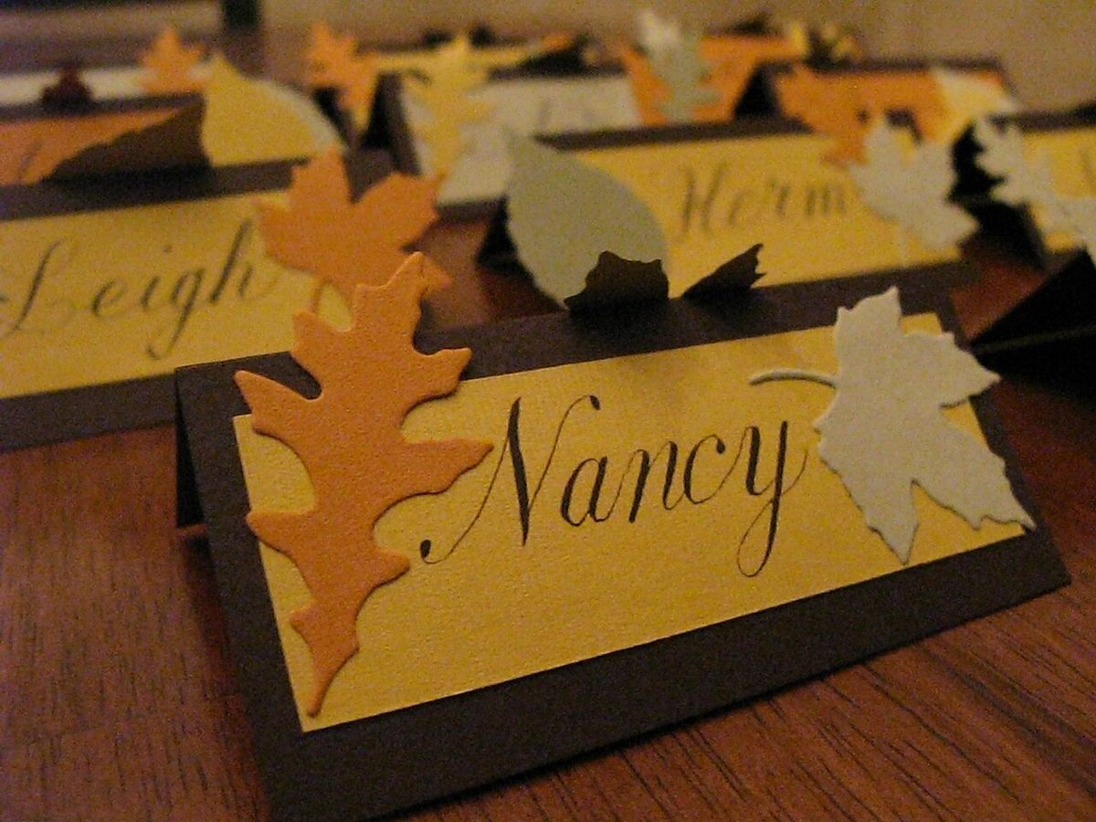 Marque-place en papier posé à une place de table