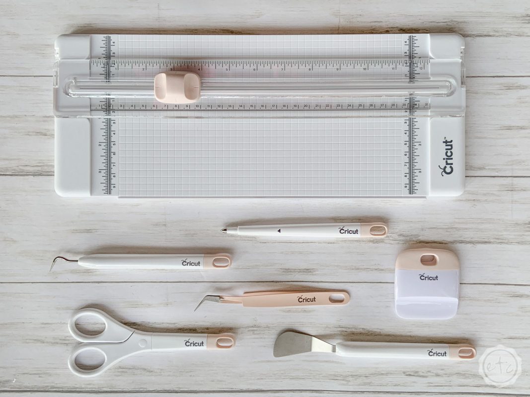 Les outils Cricut de la trousse de base poses a plat : massicot, ebavureur, stylet, pince, grattoir, ciseaux et spatule