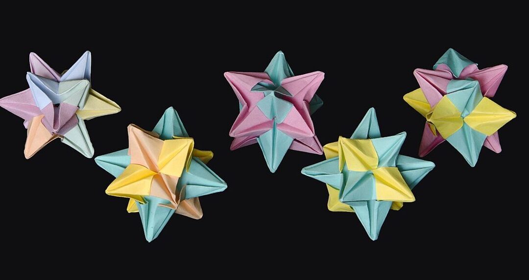 Origami modulaire coloré (kusudama) plié en papier à motifs