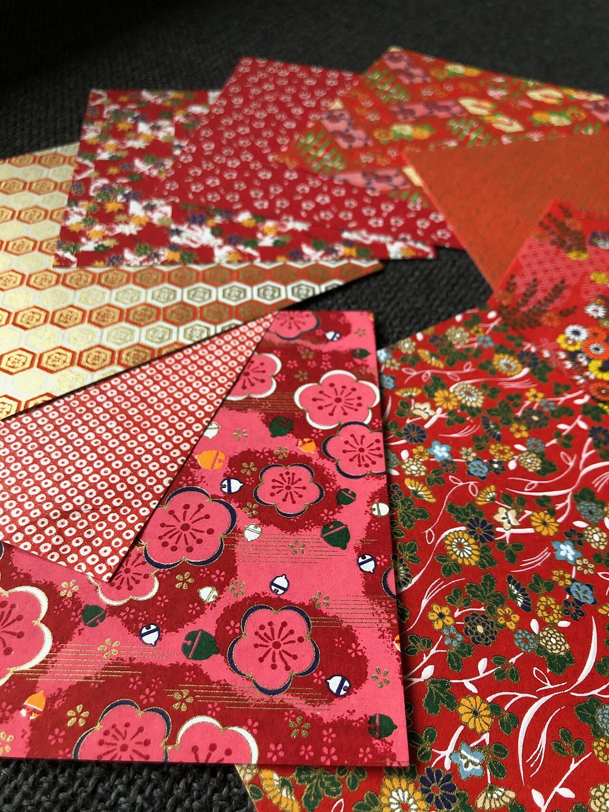 Sélection de papiers à origami : kami, chiyogami et washi à motifs