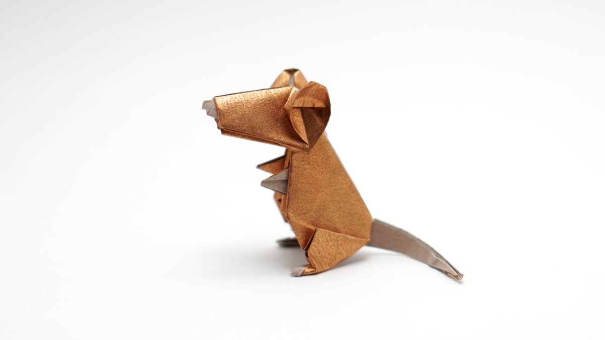 Souris en origami réaliste pliée dans du papier cuivré, modèle avancé de Jo Nakashima